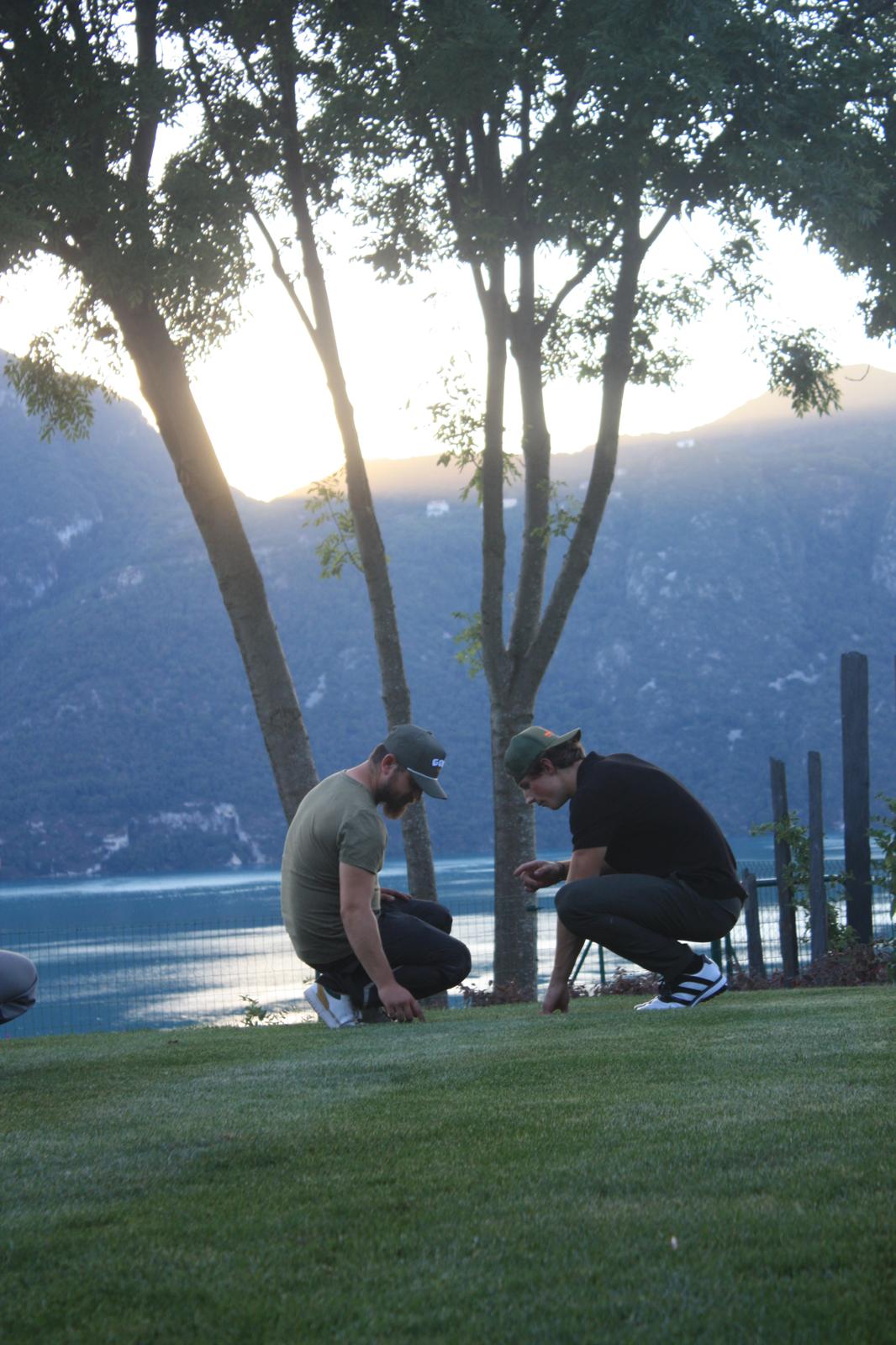 Diagnostic de gazon à Annecy, analyse du sol par le duo Turf Management