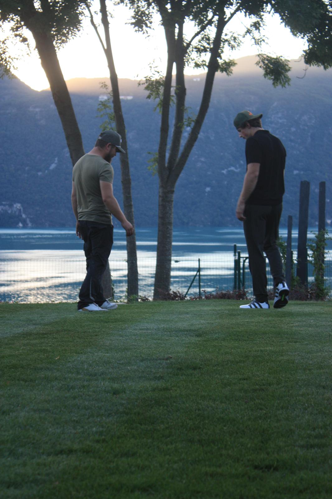 Oscar et Hugo évaluent une pelouse au bord du lac d'Annecy